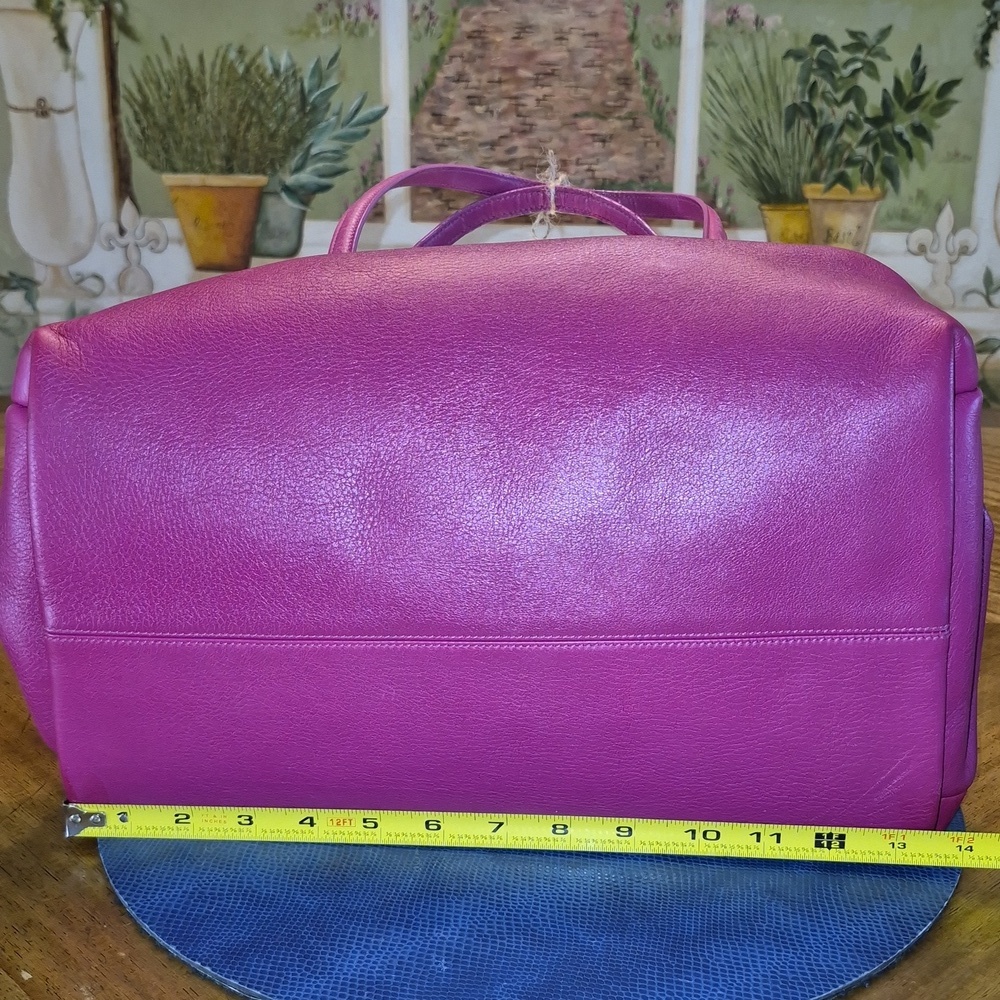 Bvlgari: Fushia Leather Twist Shoulder Bag.Very Nice Cond. L.14"xH.10"×D.9". - Picture 7 of 16